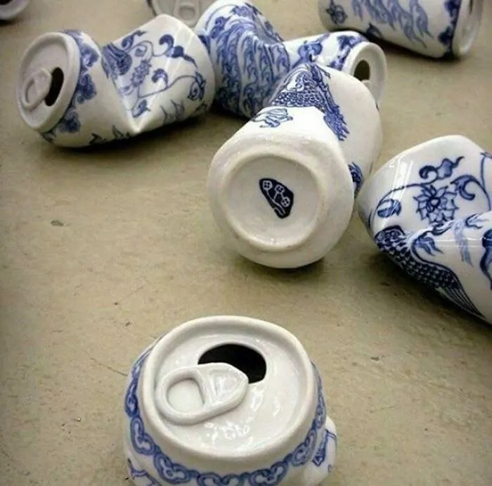 Latas de refresco aplastadas hechas de porcelana china pintada a mano, un increible talento artistico.