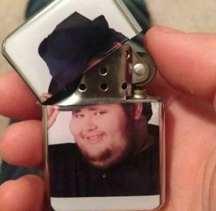 Un encendedor zippo personalizado con un meme, mostrando un increible talento de forma espectacular.