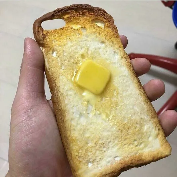 Funda para móvil con forma de tostada con mantequilla hecha por personas con talento.
