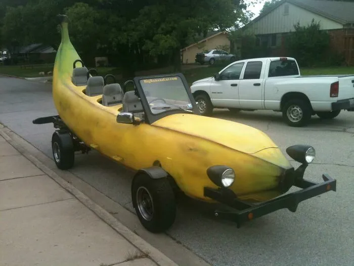 Un coche con forma de plátano gigante creado por personas con talento.