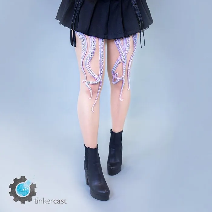 Medias con diseño realista de tentáculos de pulpo en 3D, reflejando un increíble talento de moda.