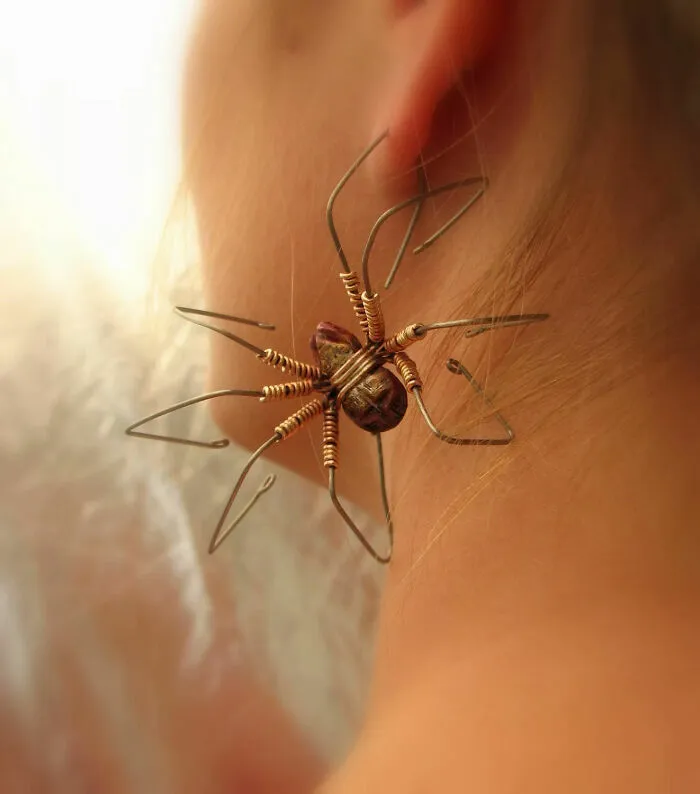 Pendiente con forma de araña de alambre, una muestra de increíble talento artesanal.