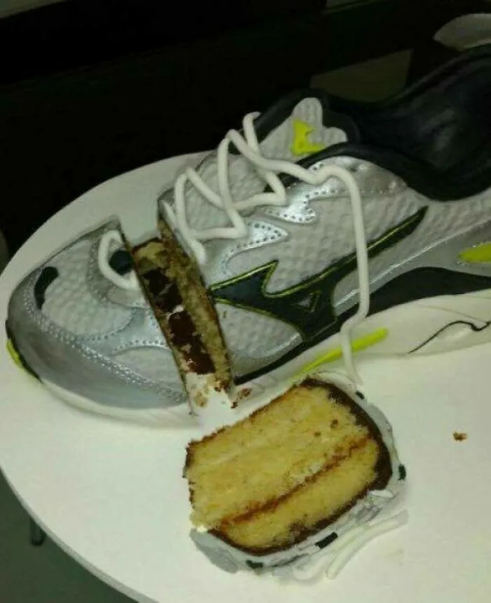 Un pastel hiperrealista de tenis deportivo cortado, mostrando un increíble talento de repostería.