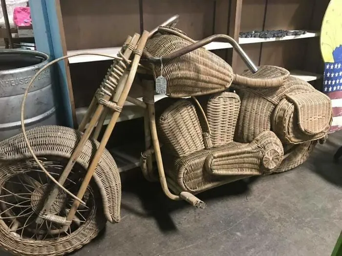 Estructura detallada de una motocicleta hecha completamente de mimbre con un talento increíble.