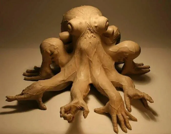 Detalle de una increíble escultura de pulpo con manos humanas que muestra un talento espectacular.