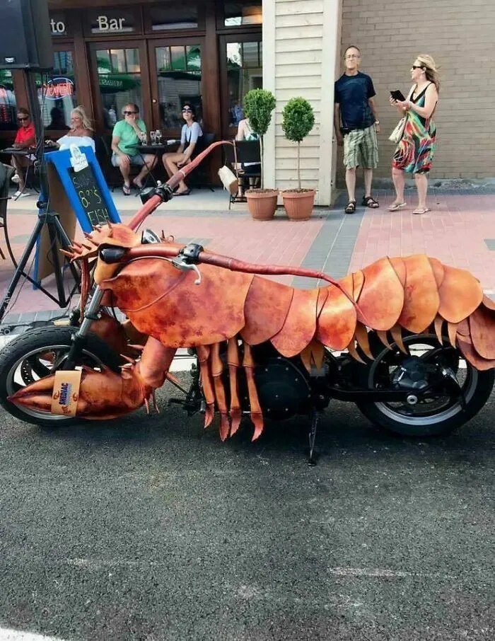 Motocicleta decorada como una langosta gigante, un increíble talento para la personalización de vehículos