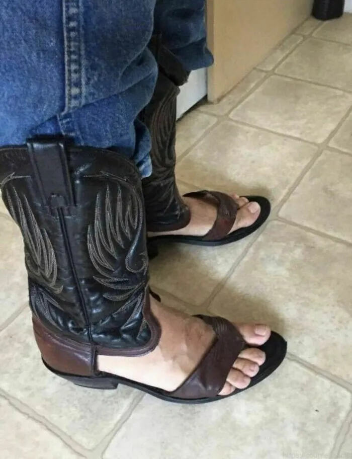 Botas de vaquero convertidas en sandalias abiertas, un increíble talento para la moda extraña