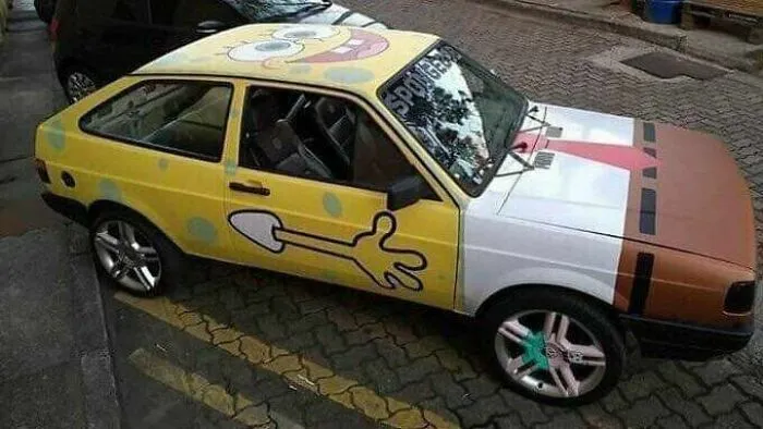 Automóvil antiguo pintado como Bob Esponja, ejemplo de personas que desperdiciaron su talento de forma cómica.