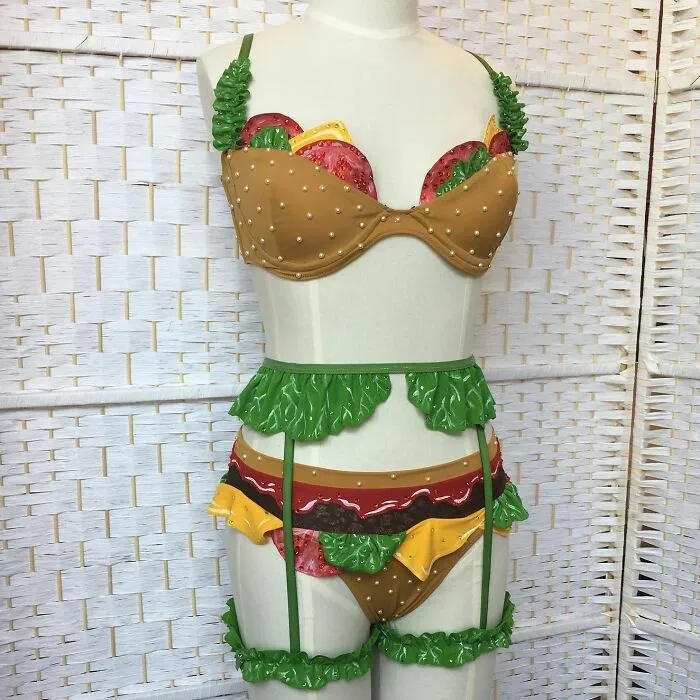 Conjunto de lenceria con diseño tematico de hamburguesa, un increible talento para la moda original.