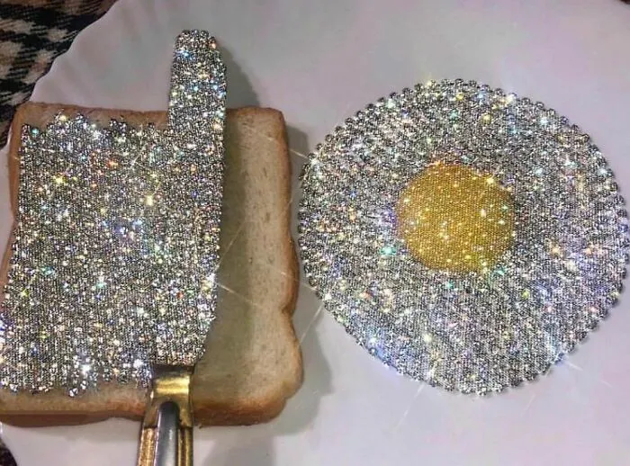Tostada y huevo frito hechos con diamantes brillantes, un increible talento de joyeria.