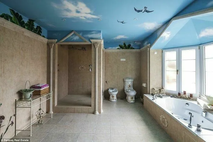 Baño extravagante con techo de cielo pintado, un diseño de personas que desperdiciaron su talento.