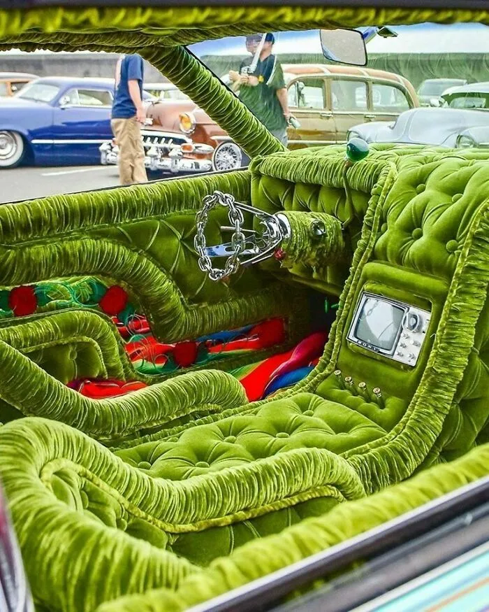 Interior de coche tapizado en terciopelo verde, un increible talento de diseño extravagante.