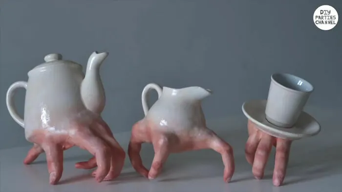 Vajilla de ceramica creativa con forma de manos, un increible talento artistico.