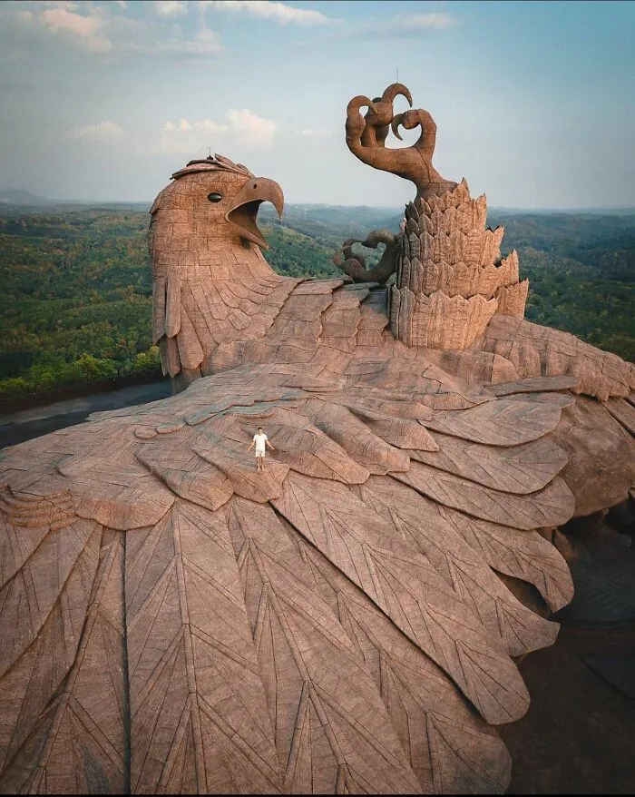 Estatua gigante de un águila en la montaña, una de las cosas tan curiosas en redes sociales