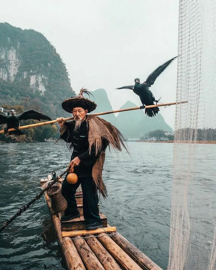 Pescador con cormoranes en balsa, una de las cosas tan curiosas de la comunidad online
