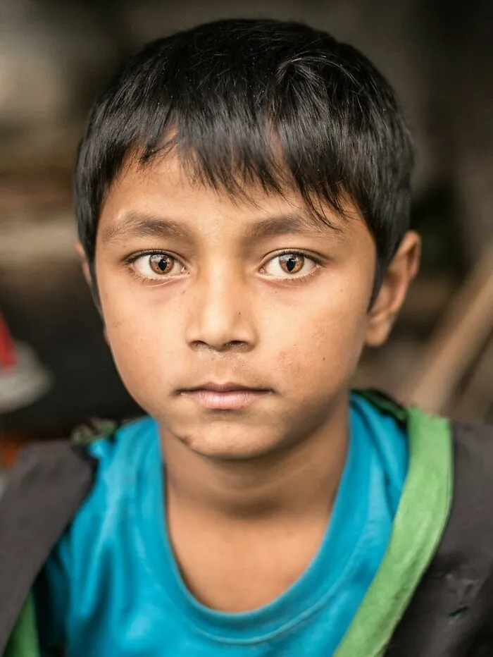 Retrato de un niño con ojos de tonalidades únicas, entre las cosas tan curiosas compartidas