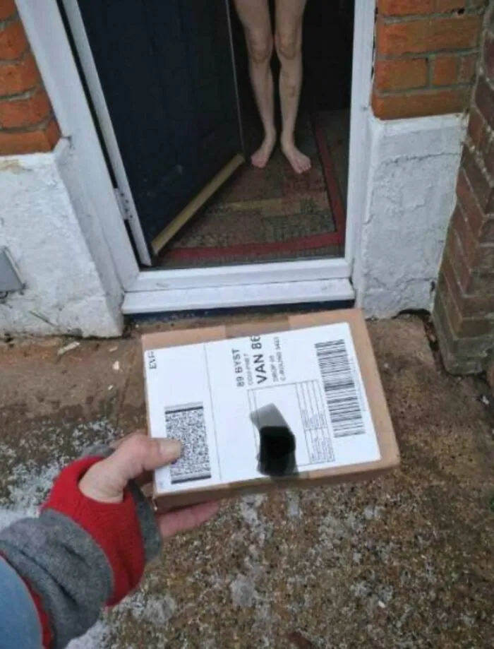 Un cartero entrega un paquete a una persona sin ropa, mostrando cómo un mal día siempre puede empeorar.