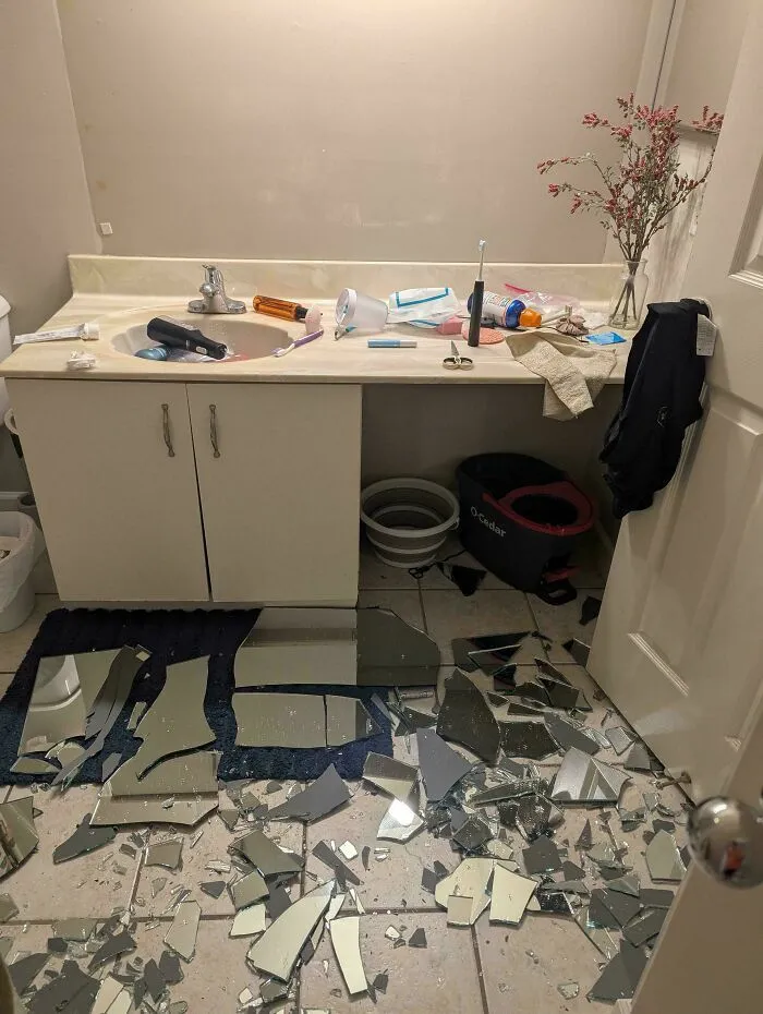 Espejo de baño completamente roto en mil pedazos en el suelo para ilustrar que siempre puede empeorar