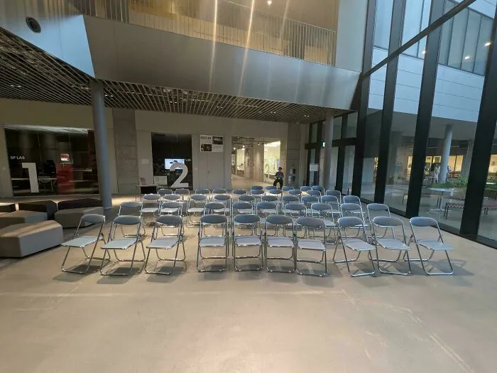 Salón de eventos vacío con una sola persona esperando para no tener un mal día.