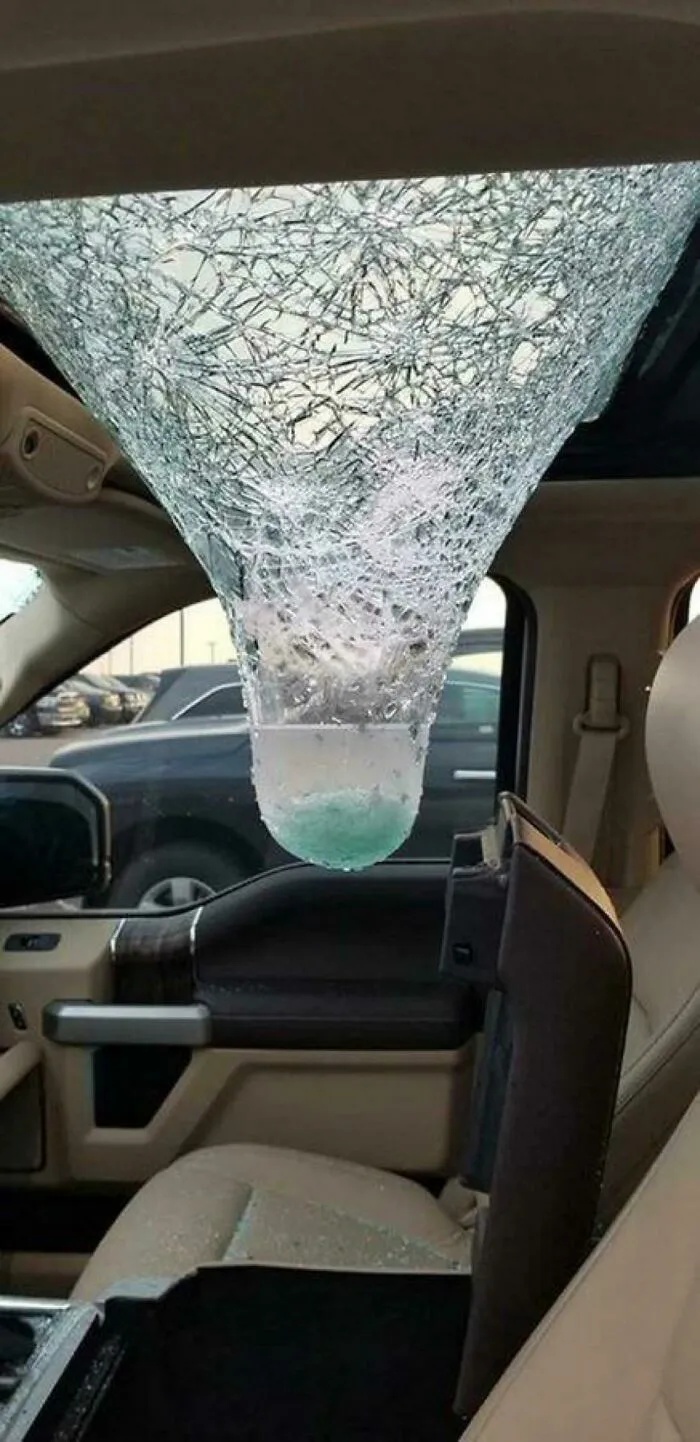 Techo solar de auto roto acumulando agua congelada en un mal día.
