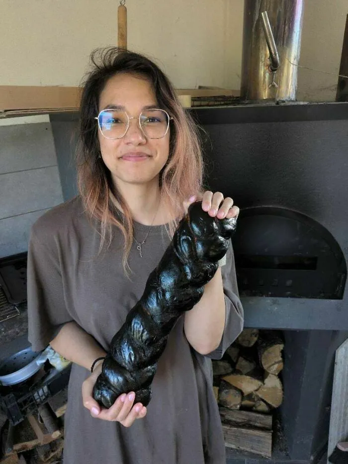 Mujer sosteniendo pan trenzado quemado y negro, fotos para cuando crees que siempre puede empeorar