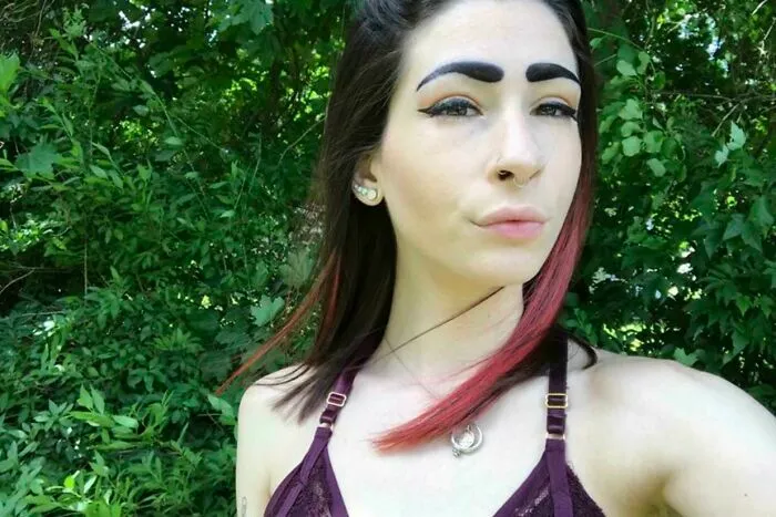 Joven con cejas muy gruesas y oscuras tras salir del salón de belleza.