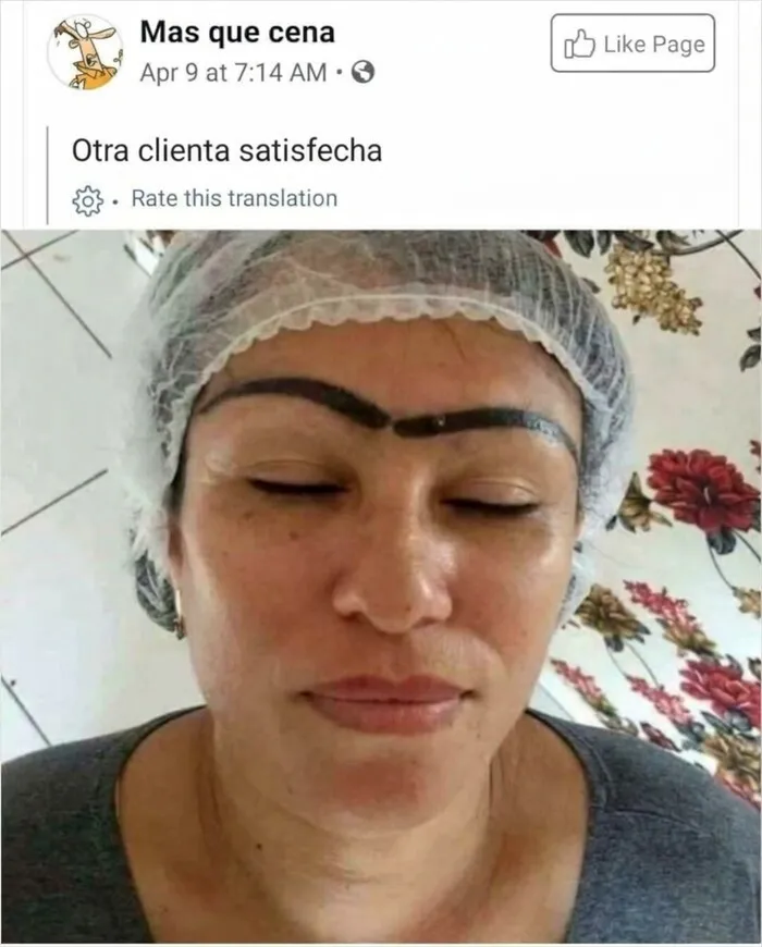 Mujer con un terrible diseño de cejas gruesas, un desastre del salón de belleza.