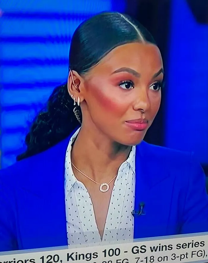 Mujer con un maquillaje de rubor excesivo y mal aplicado tras salir del salón de belleza.