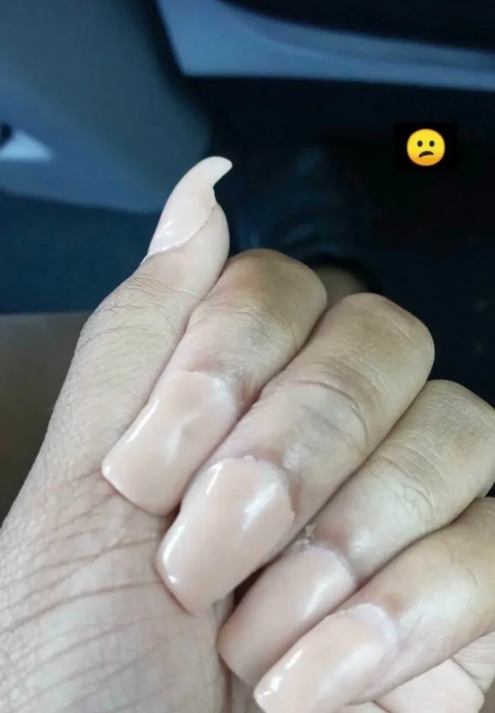 Manicura mal hecha y deformada de un salon de belleza