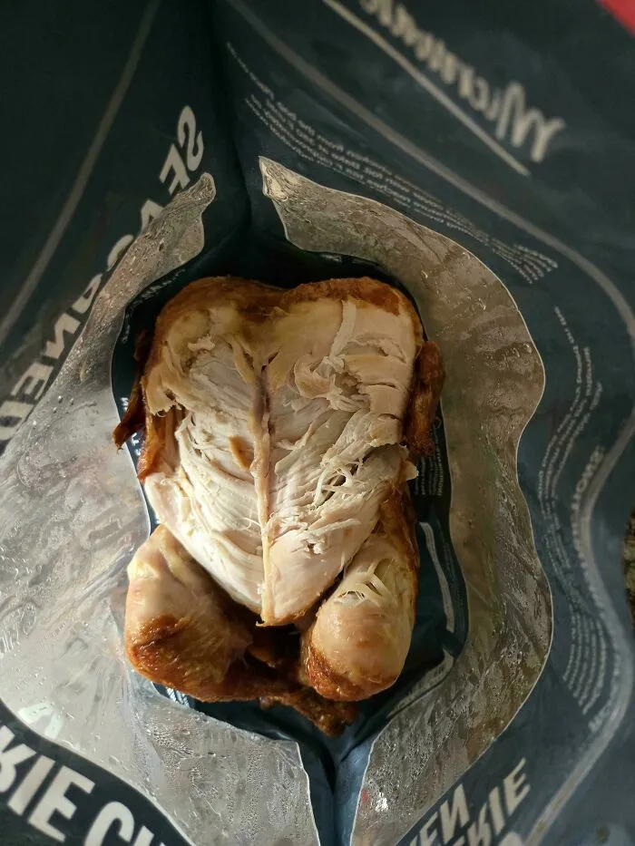 Pollo asado cortado al revés dentro de su empaque original, un error de novias y esposas