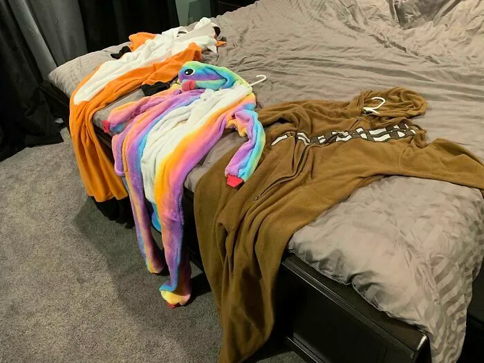 Tres pijamas enterizas de personajes sobre una cama, mostrando errores tontos de novias y esposas