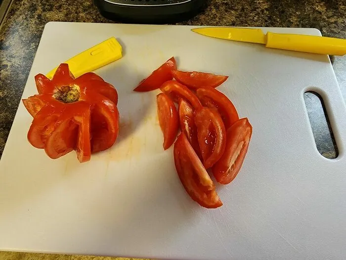 Un tomate cortado de forma extraña, ejemplo de errores tontos cometidos por novias y esposas.