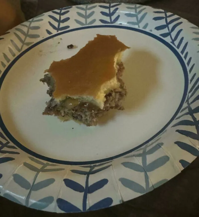 Hamburguesa a la que le han quitado solo los bordes, reflejo de novias cometiendo errores tontos.
