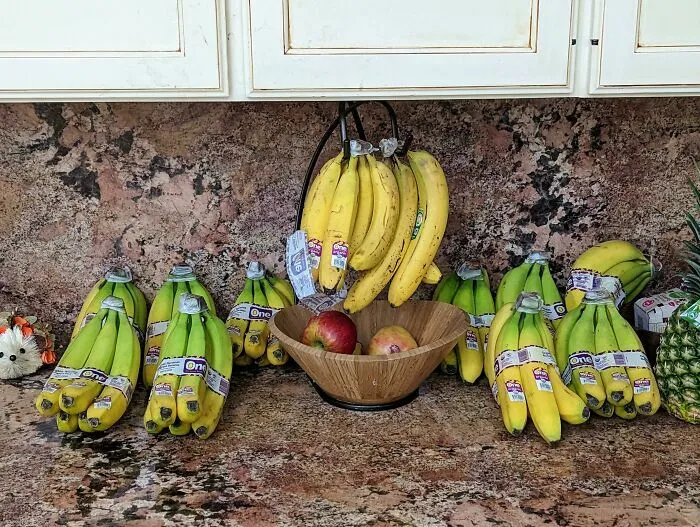 Novias y esposas comprando demasiados plátanos en la cocina