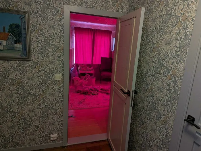 Habitación infantil iluminada con una luz rosa intensa, por esposas cometiendo errores tontos.