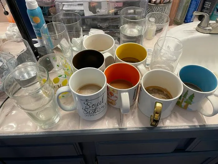 Colección de tazas de café sucias acumuladas, una de las novias cometiendo errores tontos.