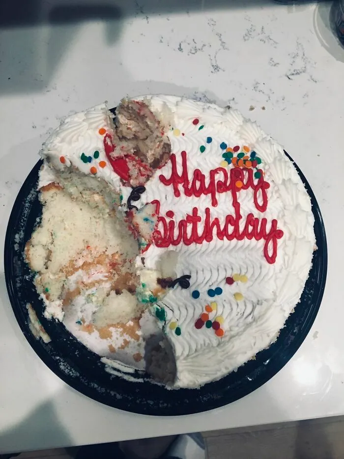 Pastel de cumpleaños cortado de forma extraña, mostrando a esposas cometiendo errores tontos.