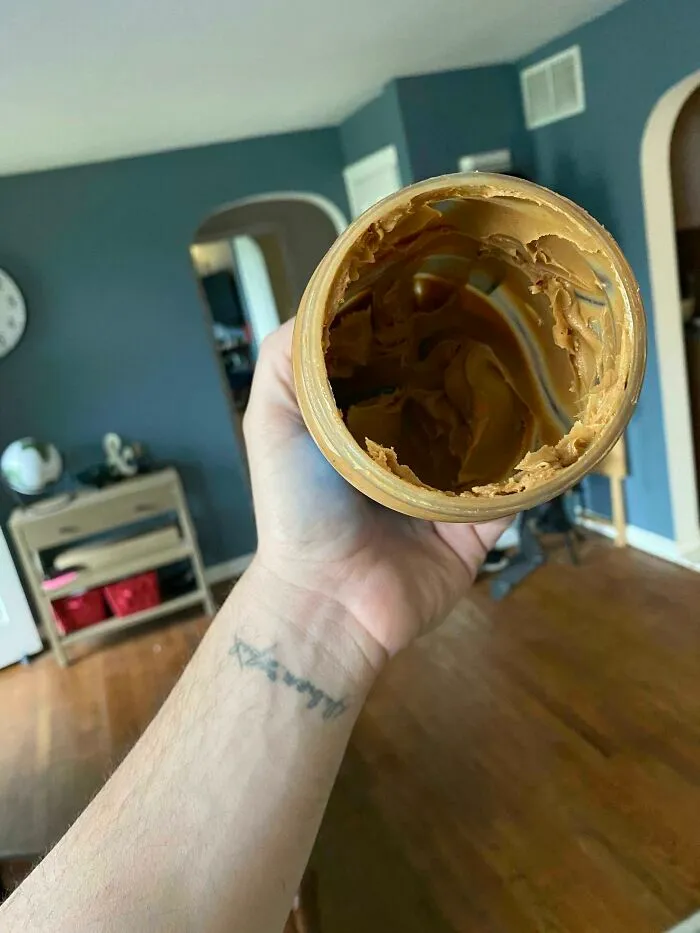 Tarro de crema de cacahuete casi vacío, un ejemplo de esposas cometiendo errores tontos.