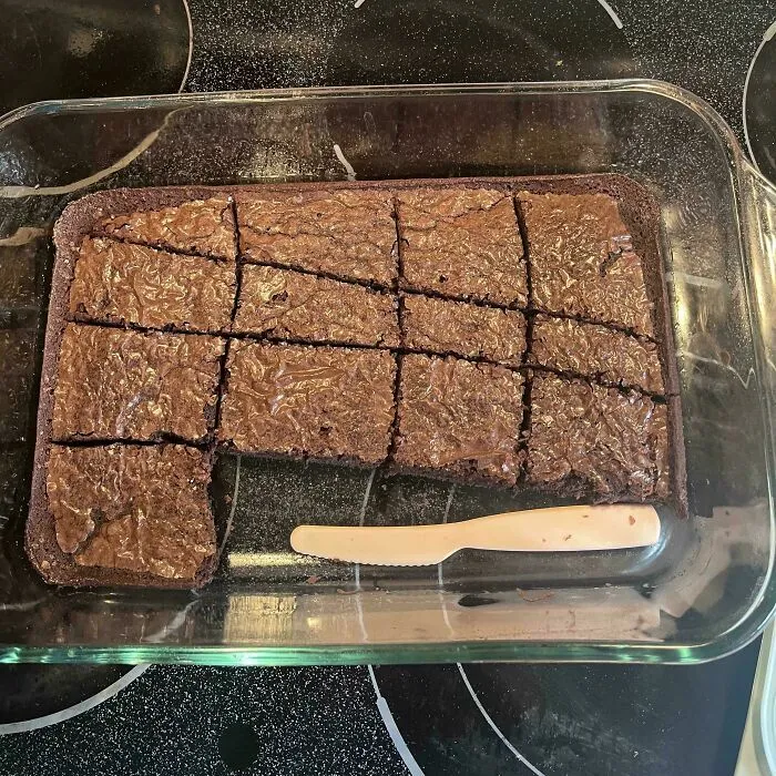 Bandeja de brownies cortada de forma desigual por una de las esposas cometiendo errores graciosos.