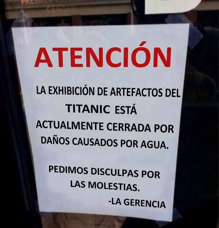 Letrero de aviso sobre exhibición del Titanic cerrada por daños de agua.
