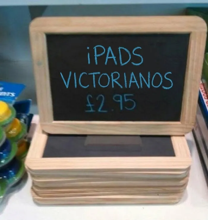 Pizarras de juguete etiquetadas con humor como iPads victorianos.