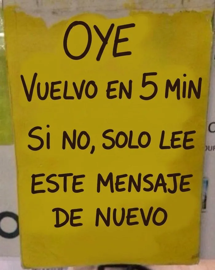 Un cartel humorístico de vuelvo en cinco minutos de personas que tenían una sola tarea