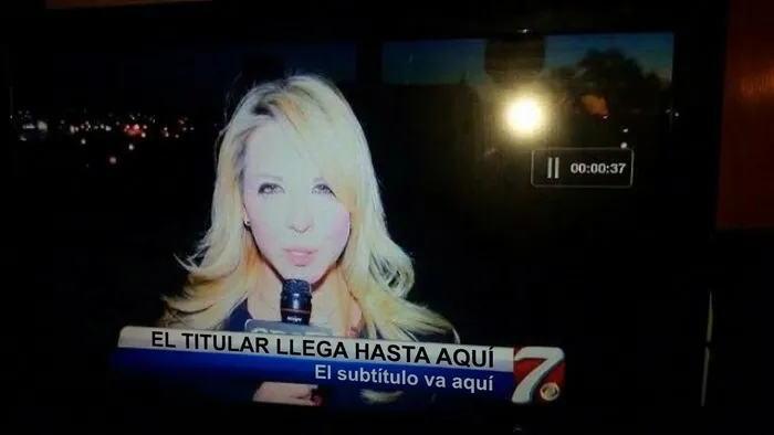 Una reportera de televisión con subtítulos de plantilla genéricos de personas que tenían una sola tarea