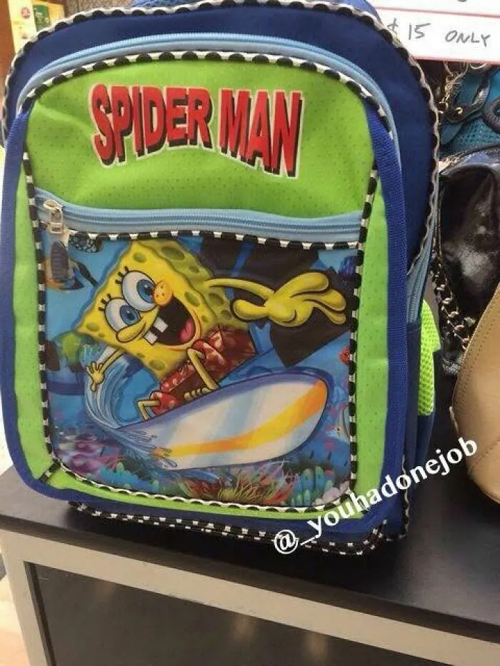 Mochila infantil de Bob Esponja con el texto de Spider Man, ejemplo de personas que solo tenian 1 cosa que hacer