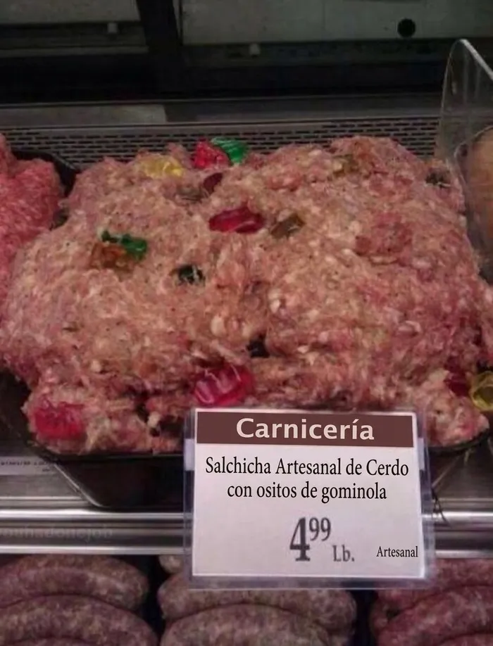 Carne picada con ositos de gominola en una carnicería con un gran error de preparación de alimentos.