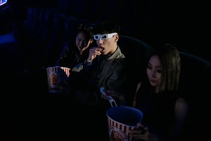 Jóvenes viendo una película en el cine, una de las industrias tradicionales que podrían colapsar.