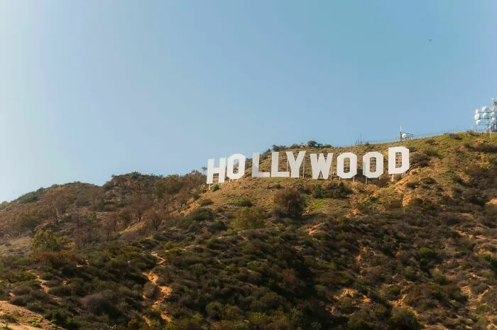 El icónico letrero de Hollywood en la colina bajo un cielo despejado.