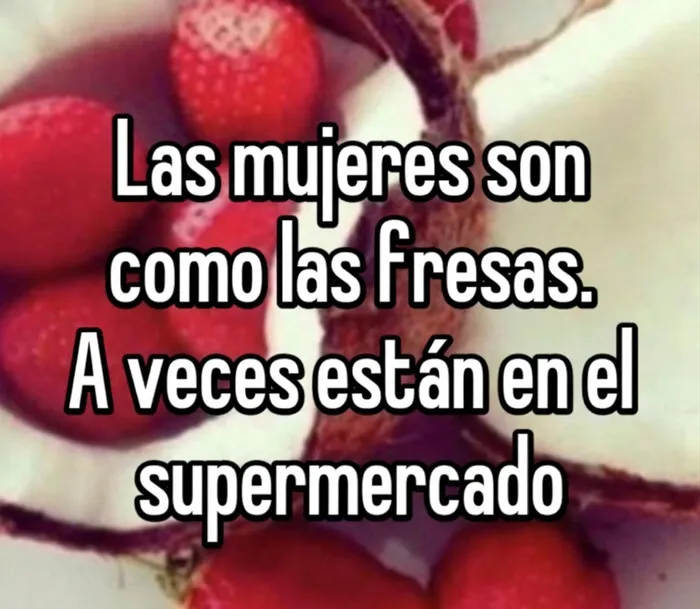 Meme con una frase graciosa sobre mujeres y fresas, parte de las publicaciones que causan risa
