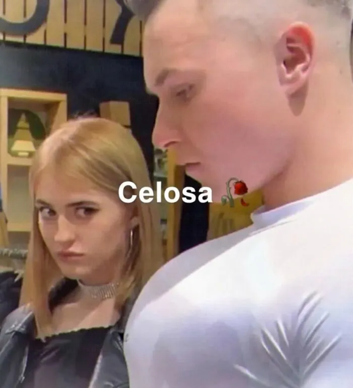 Meme de mujer celosa del pecho de un hombre que causa risa y vergüenza ajena