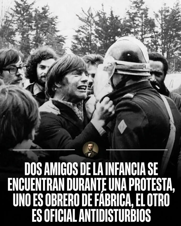Dos amigos se reencuentran en una protesta, capturando fotos históricas conmovedoras.